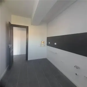 Apartament 3 camere spatios la doar 78000 euro! 5 minute de Lidl Poitiers. Vila cu 6 apartamente! - foto 2