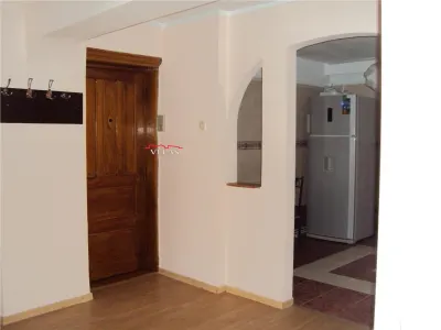Inchiriez apartament 4 camere, et 2, semimobilat, zona Teatru - foto 6