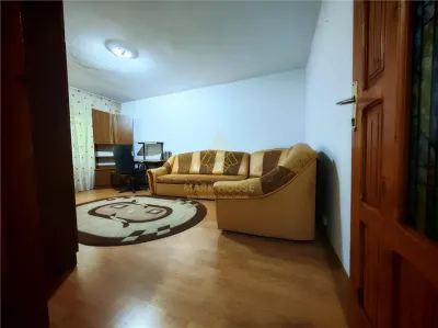 Apartament decomandat cu 2 camere de vanzare, Et 1 zona Nord - Bacau