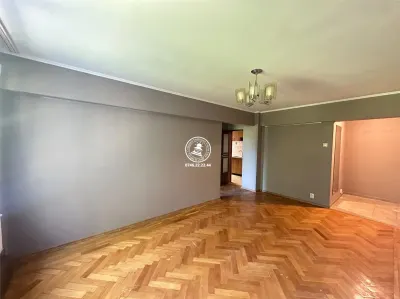 Apartament 3 camere de vanzare, semidecomandat, etaj intermediar, bloc fara risc - Centru / Piata Unirii - Iasi
