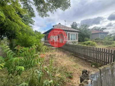Casa la soseaua principala, teren 1.309 mp in Plopul, Tulcea - foto 3