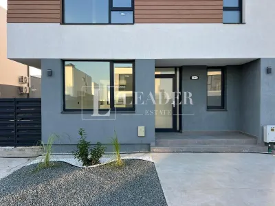 Vilă modernă cu terasă panoramică și design contemporan - Tunari
