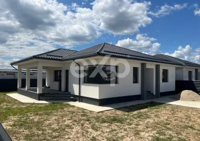 Casă spațioasă în Albota – 3 dormitoare, terasă acoperită și curte mare - foto 1