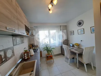 Apartament 4 camere decomandat, 81 mp, etaj 1/4 – ideal pentru familie - Pitesti