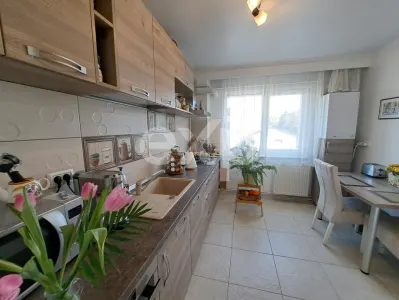 Apartament 4 camere decomandat, 81 mp, etaj 1/4 – ideal pentru familie - foto 9