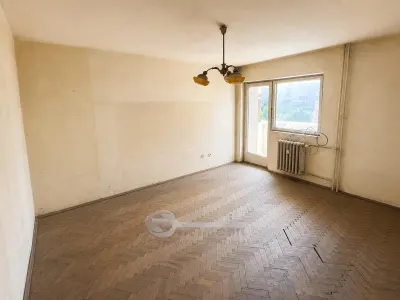 Apartament cu 2 camere, decomandat, Bulevardul Independenței, etaj 3, 2 balcoane. - Iasi