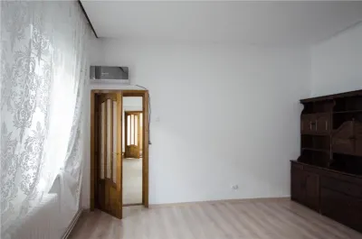 Casa singur in curte cu 1.300 mp teren  - zona Calea Turnisorului - foto 16