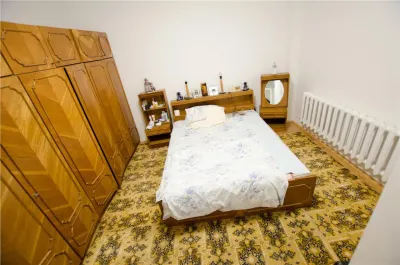 Casa singur in curte cu 1.300 mp teren  - zona Calea Turnisorului - foto 19