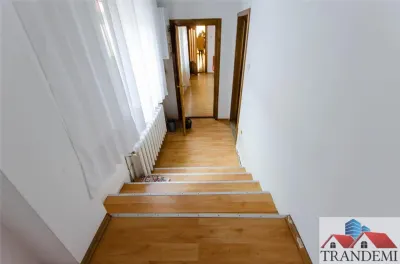 Casa singur in curte cu 1.300 mp teren  - zona Calea Turnisorului - foto 22