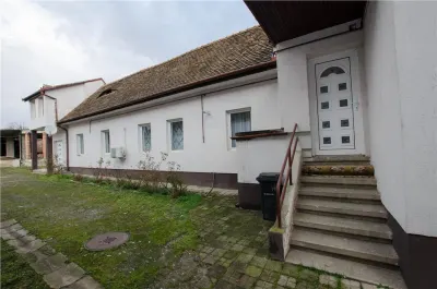 Casa singur in curte cu 1.300 mp teren  - zona Calea Turnisorului - foto 6