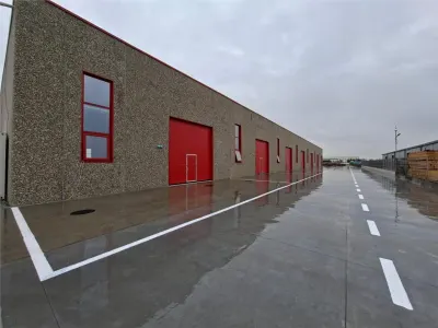 Hala 2400 mp din beton, 8 porti acces, 900 e/mp ! - Chitila