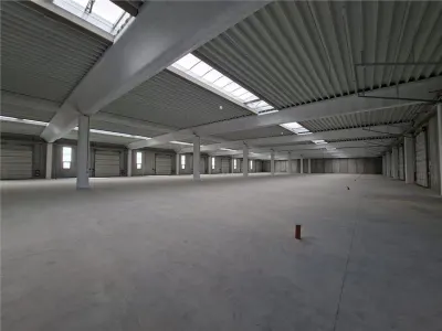 Hala 2400 mp din beton, 8 porti acces, 900 e/mp ! - foto 15
