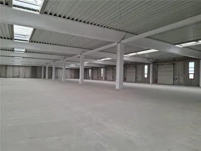 Hala 2400 mp din beton, 8 porti acces, 900 e/mp ! - foto 3