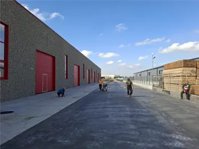 Hala 2400 mp din beton, 8 porti acces, 900 e/mp ! - foto 4