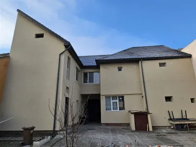 Casa spatioasa cu 3 apartamente de vanzare in Sibiu - Sibiu