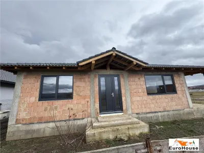 Casa la rosu de vanzare in Alba Iulia - Alba Iulia