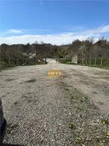 Imobil cu hală și teren 1.877 mp, cu deschidere de 24.50 ml la drumul național, zona Golești - foto 5