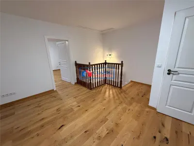 Vanzare apartament 4 camere pe 2 niveluri si curte comuna in Centru- zona Primariei - foto 13