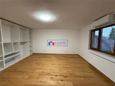 Vanzare apartament 4 camere pe 2 niveluri si curte comuna in Centru- zona Primariei - foto 3