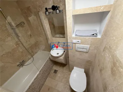 Vanzare apartament 4 camere pe 2 niveluri si curte comuna in Centru- zona Primariei - foto 9