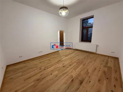 Vanzare apartament 4 camere pe 2 niveluri si curte comuna in Centru- zona Primariei - foto 10