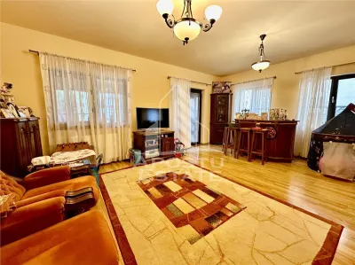 Duplex cu 4 camere situat la asfalt, in zona Planetelor - foto 1