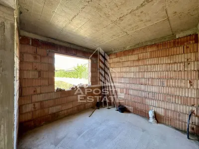 Jumatate de duplex cu 5 camere despartit prin garaj, 131 mp utili - foto 3