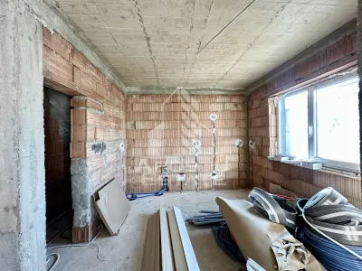 Jumatate de duplex cu 5 camere despartit prin garaj, 131 mp utili - foto 5
