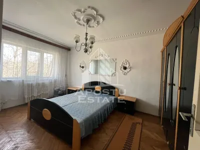 Apartament cu 3 camere, decomandat, situat in zona Sagului - foto 2