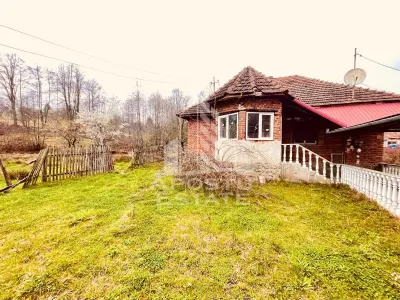Casa cu potential amenajare pescarie- Zona Varfurile - Magulicea