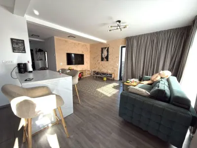 Casa, 90mp, 3 camere, 3 bai, cu Garaj si Curte - Tarlungeni