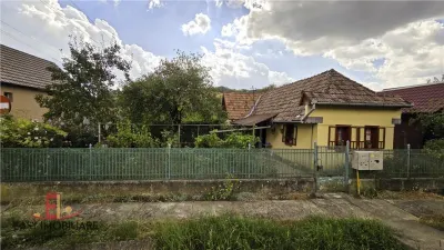 Casa la tara 800 mp teren, gaz, curent , 50 mp casa Pasareni - Acatari, gradina, livada, casa ingrijita. - Acatari