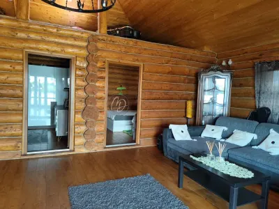 MDI Casa din busteni cu balta - foto 12