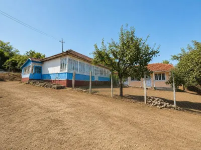 Casa batraneasca + teren 2700 mp intravilan Costuleni Iasi - foto 4