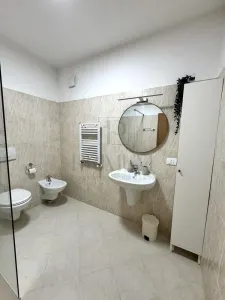 TORONTAL - BLOC NOU - 3 CAMERE - 2 BAI - ETAJ 3 LIFT - DECOMANDAT - foto 2