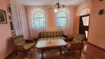 Casa cu 3 camere | Teren 4.741 m² | Centru Lipau - foto 2