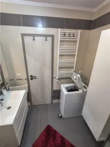 De inchiriat apartament modern la etajul 1 cu 2 camere decomandate, balcon si loc de parcare privat in Sibiu - foto 17
