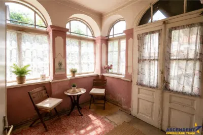 Resedinta istorica,cu teren privat,pivnita,pod,foisor,detalii originale,potential: rezidential,cultural,boutique. - foto 4