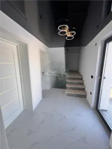 Casa cu 4 camere si 3 bai pretabila birouri in Sura  Mare - foto 2