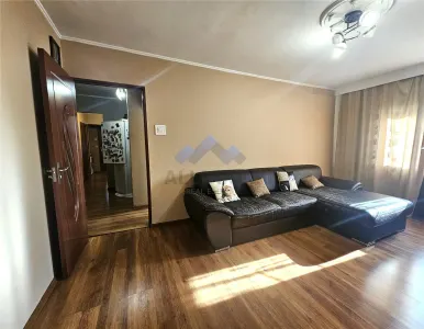Liber, apartament cu 3 camere, bine intretinut - Tomesti
