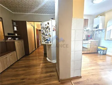 Liber, apartament cu 3 camere, bine intretinut - foto 4