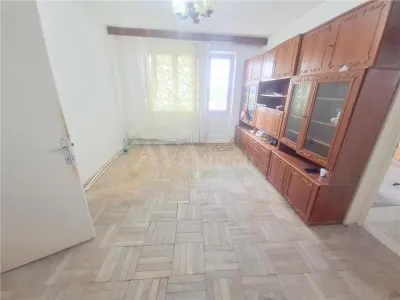 Apartament 2 camere semidecomandat, zona Garii - Bacau
