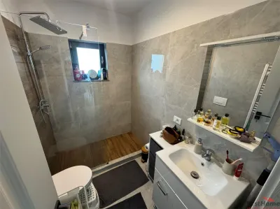 Casa noua, 3 cam, 2 bai, mobilata si utilata,  curte, foisor - foto 12