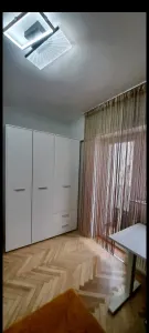 Decomandat cu 2 bai si 2 balcoane, etaj intermediar - foto 3