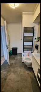 Decomandat cu 2 bai si 2 balcoane, etaj intermediar - foto 5
