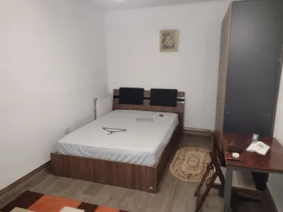 Garsonieră de închiriat – Cuza Vodă | 5 min de UMF | Terasă privată 30 mp - foto 2