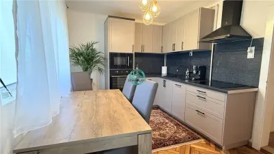 Vand apartament cu 4 camere pe 2 niveluri in casa in Reghin - Reghin