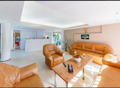 Proprietate 450 mp | Teren 1.000 mp | 7 camere | Piscina | Ideală pentru clinica medicală / investiție - foto 3