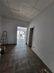 Spatiu comercial renovat cu vitrina - Semicentral - foto 4