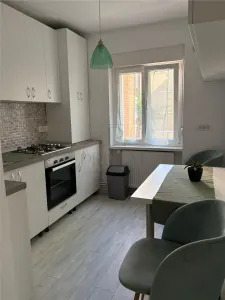 Apartament 2 camere | 60 mp | Ultracentral | 1 minut de Medicina | Decomandat | Etaj 1 | Centrala proprie - Timisoara